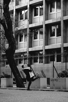 Black and white photo of a couple embracing on a street in Buenos Aires, Argentina.